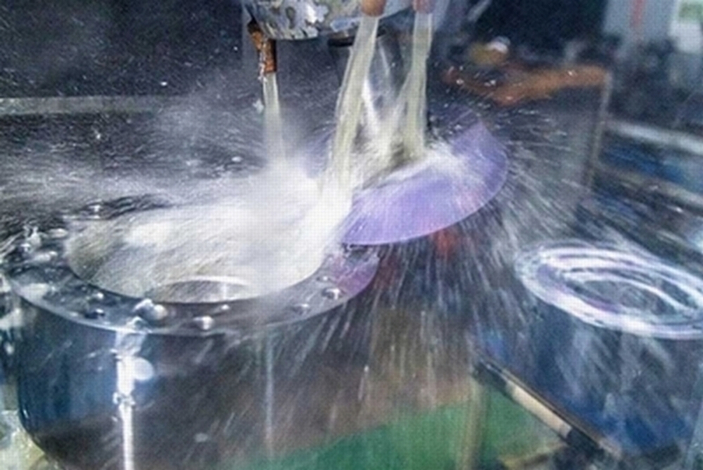 ミクロン単位の研削加工に欠かせない研削盤