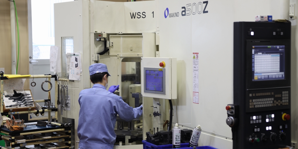 最新設備の1つ・5軸制御横型マシニング